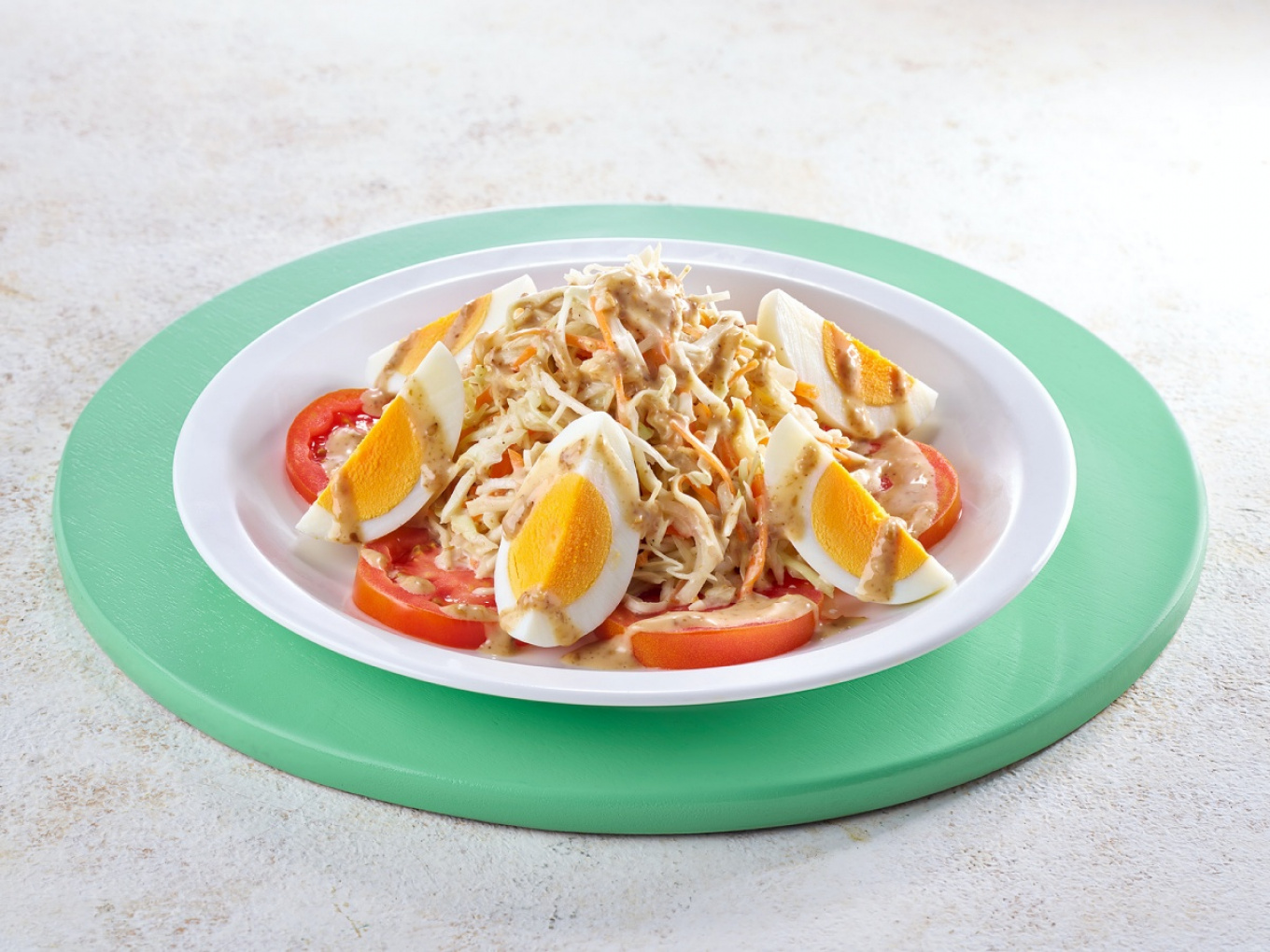 Salad Coleslaw dengan Tomat dan Telur