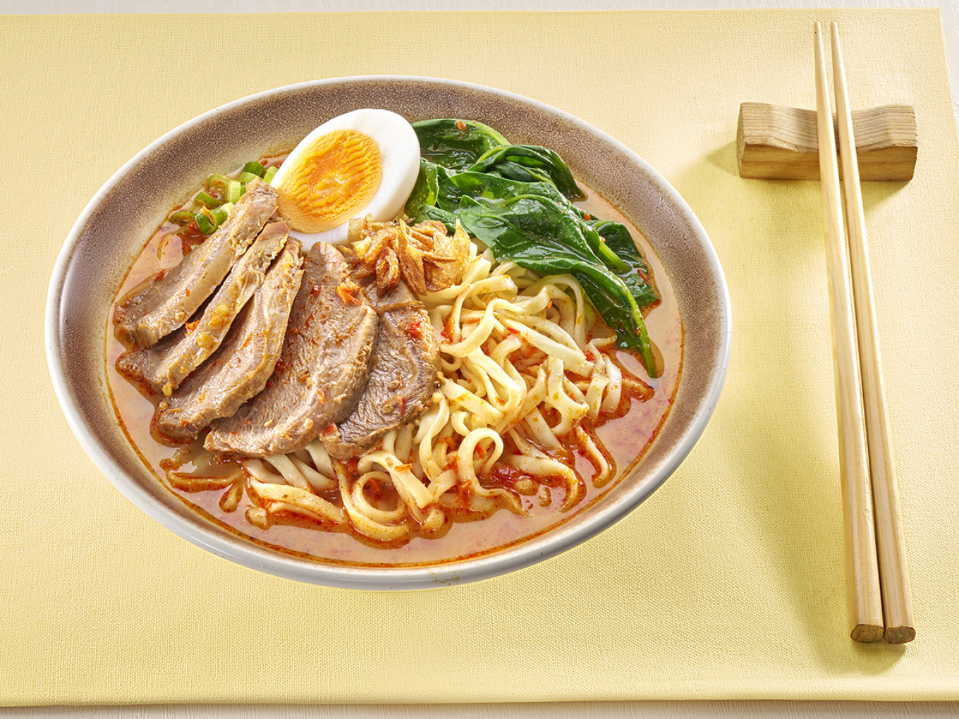 Mi Wijen Sangrai dengan Daging Sapi dan Bayam