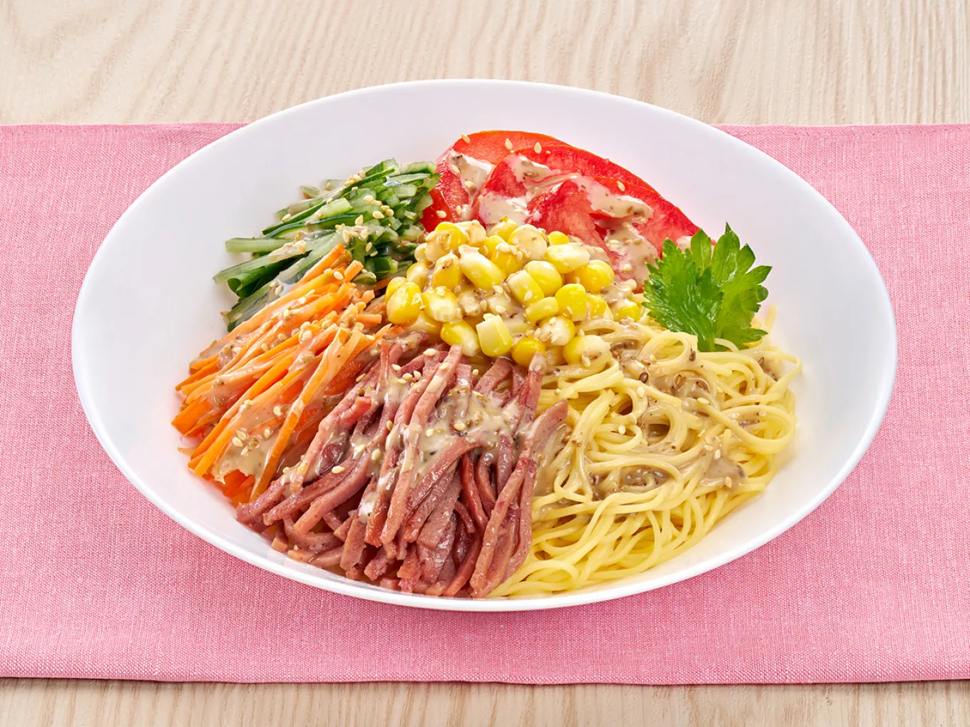 Salad dengan Ramen Wijen Sangrai
