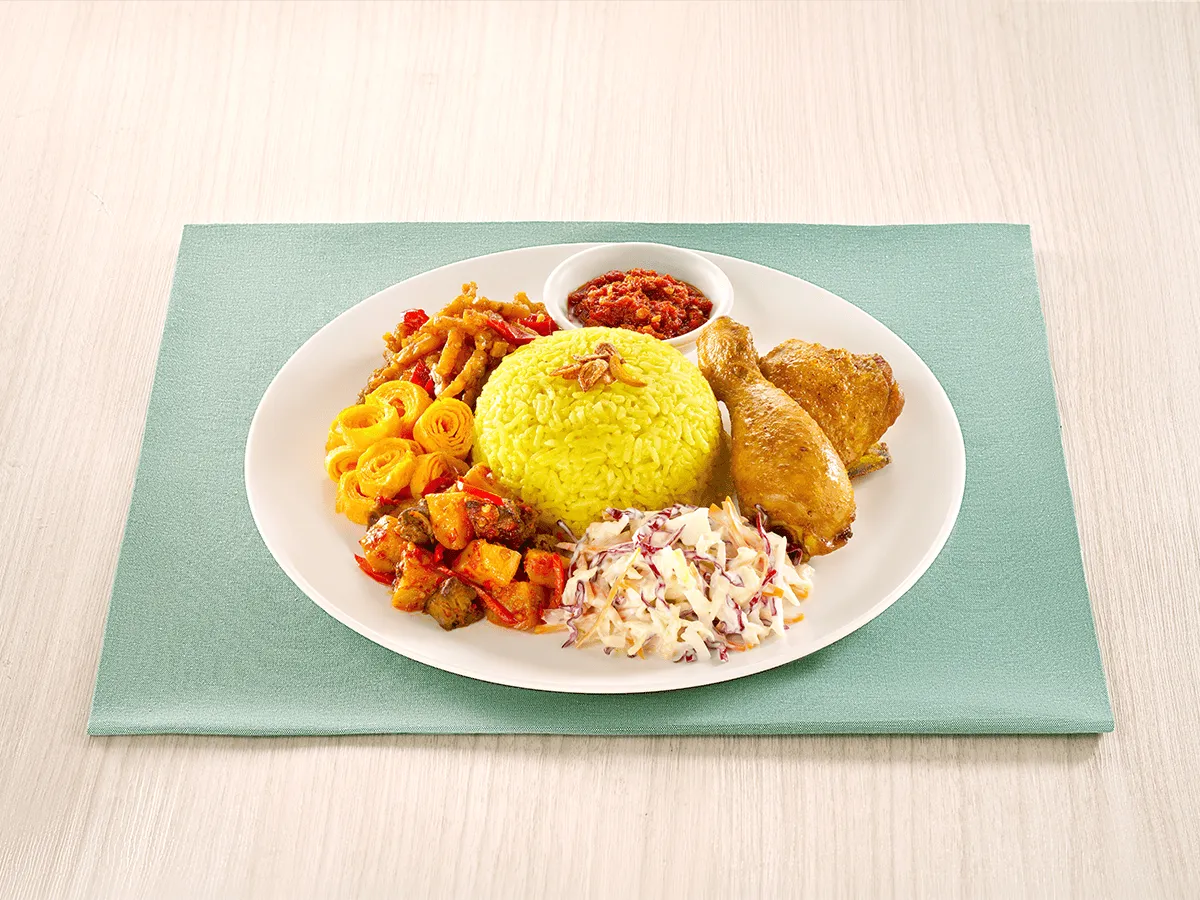 Nasi Kuning dengan Salad Coleslaw