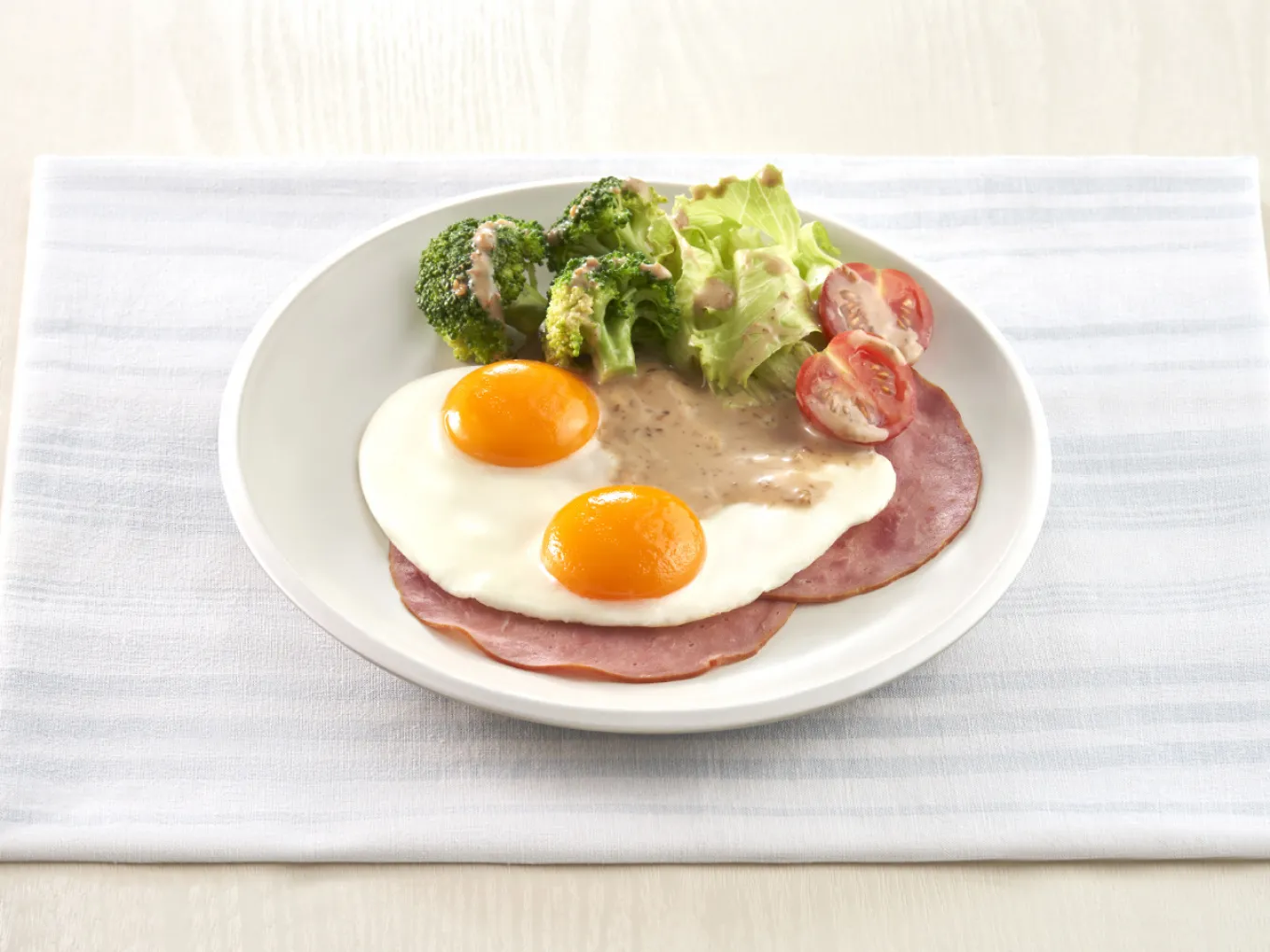 Salad, Telur, dan Smoked Beef